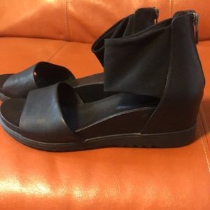 Easy summer Eileen Fisher sandals. Black with back zipper.